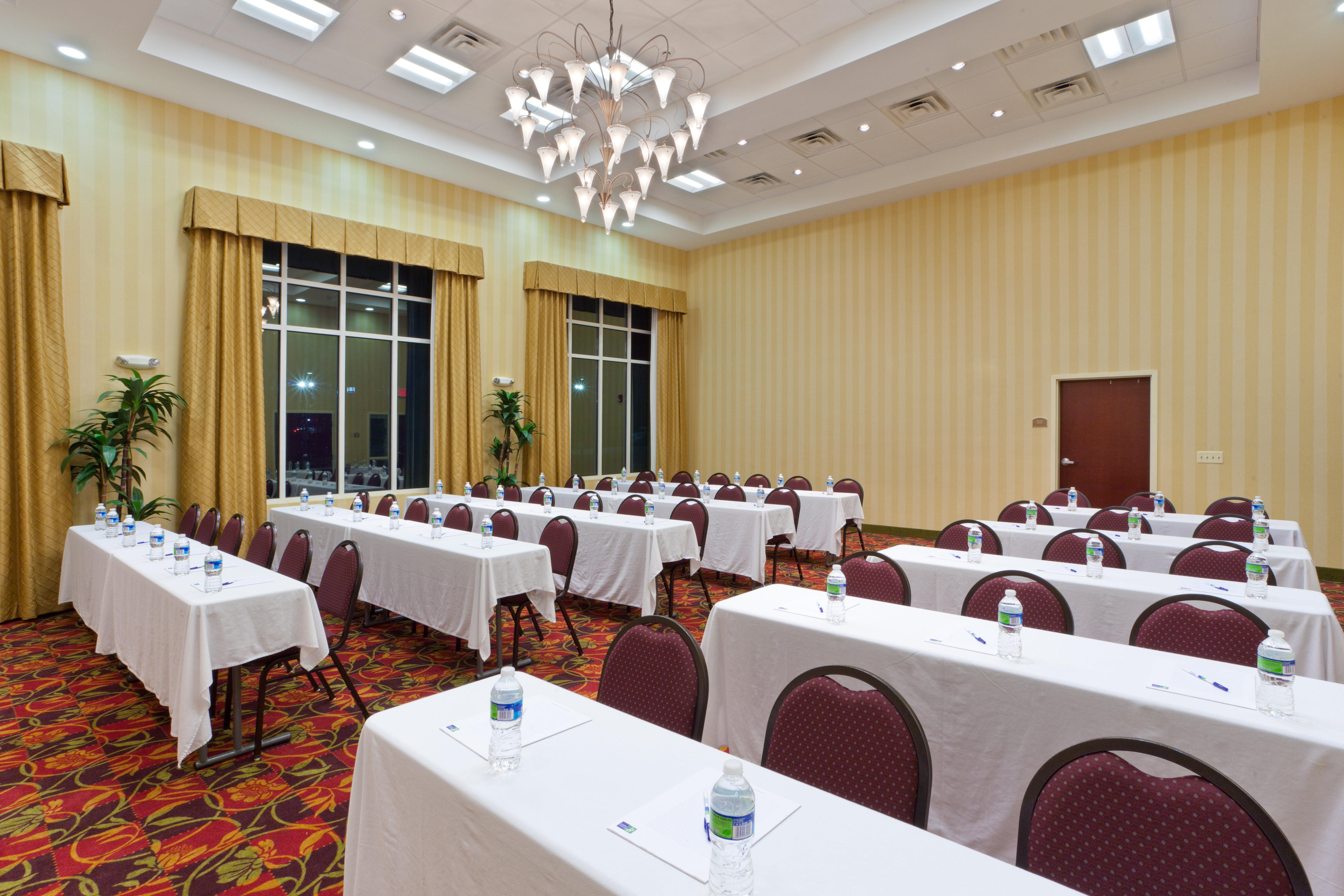 Holiday Inn Express Woodstock-Shenandoah Valley By Ihg Buitenkant foto