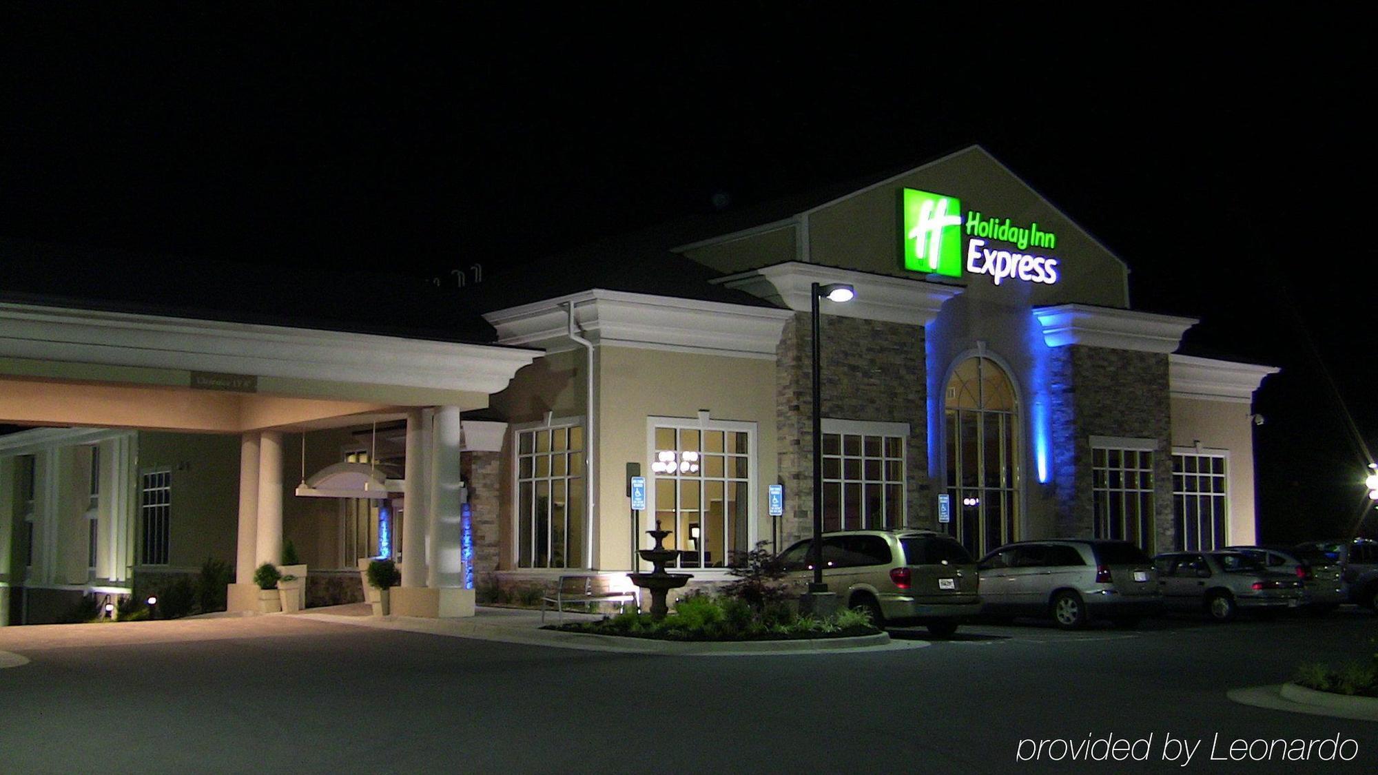Holiday Inn Express Woodstock-Shenandoah Valley By Ihg Buitenkant foto
