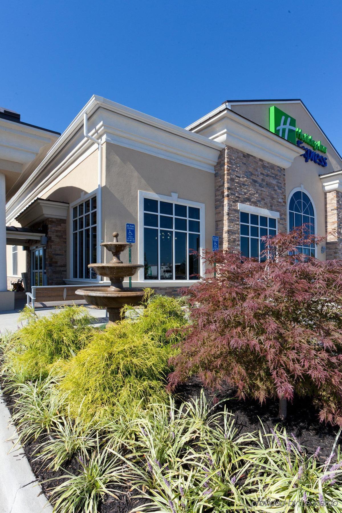 Holiday Inn Express Woodstock-Shenandoah Valley By Ihg Buitenkant foto