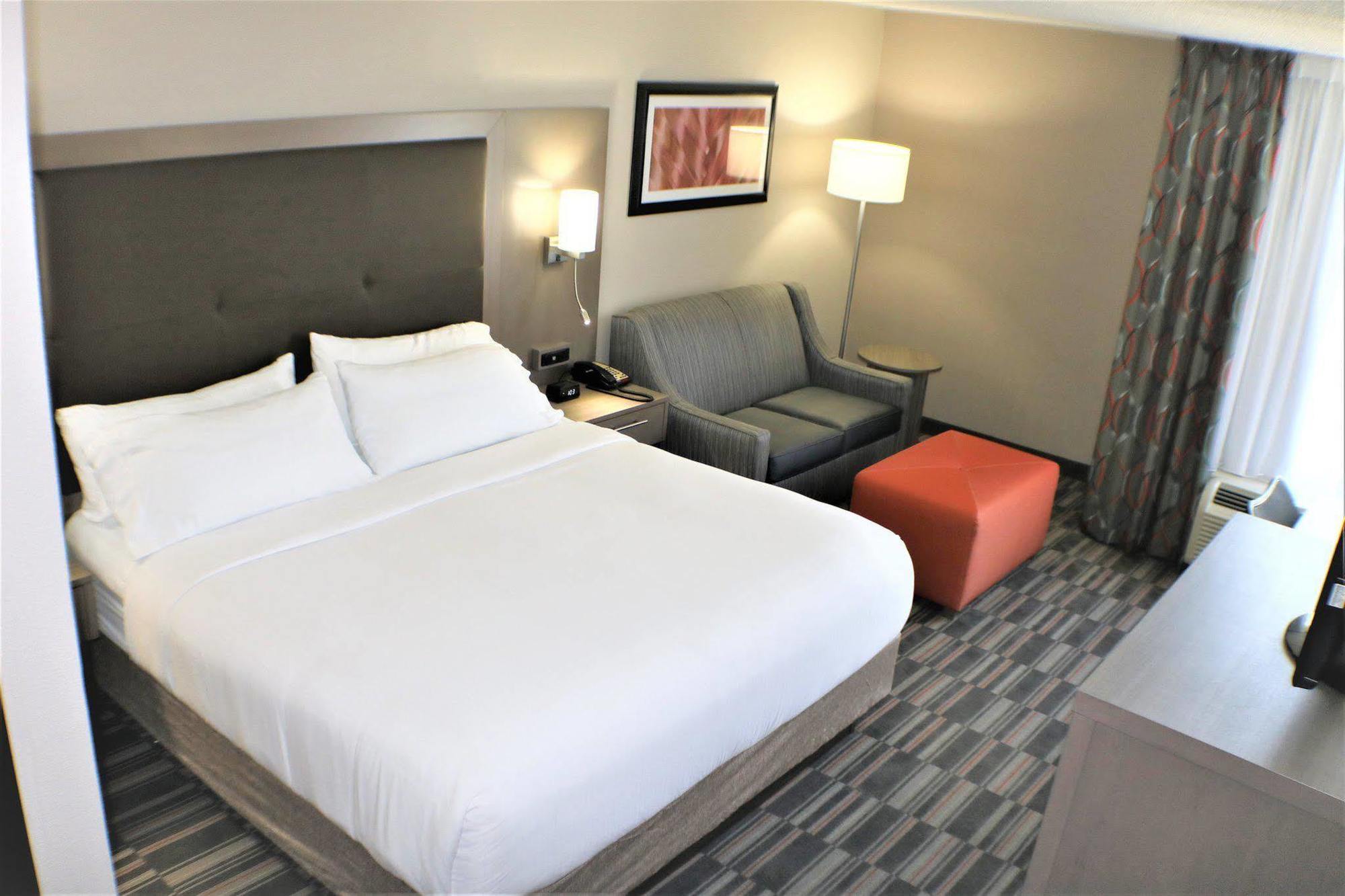 Holiday Inn Express Woodstock-Shenandoah Valley By Ihg Buitenkant foto